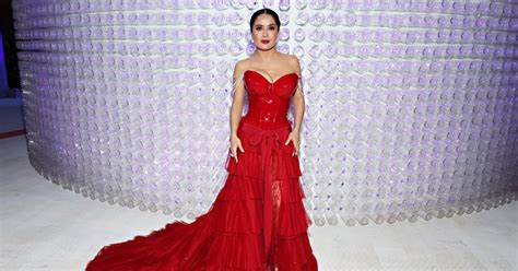 Salma Hayek Has a Wardrobe Malfunction While Dancing in Her。